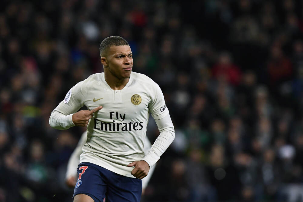 武大靖到贵州“村超”参赛 这得有多少人围过来采访啊